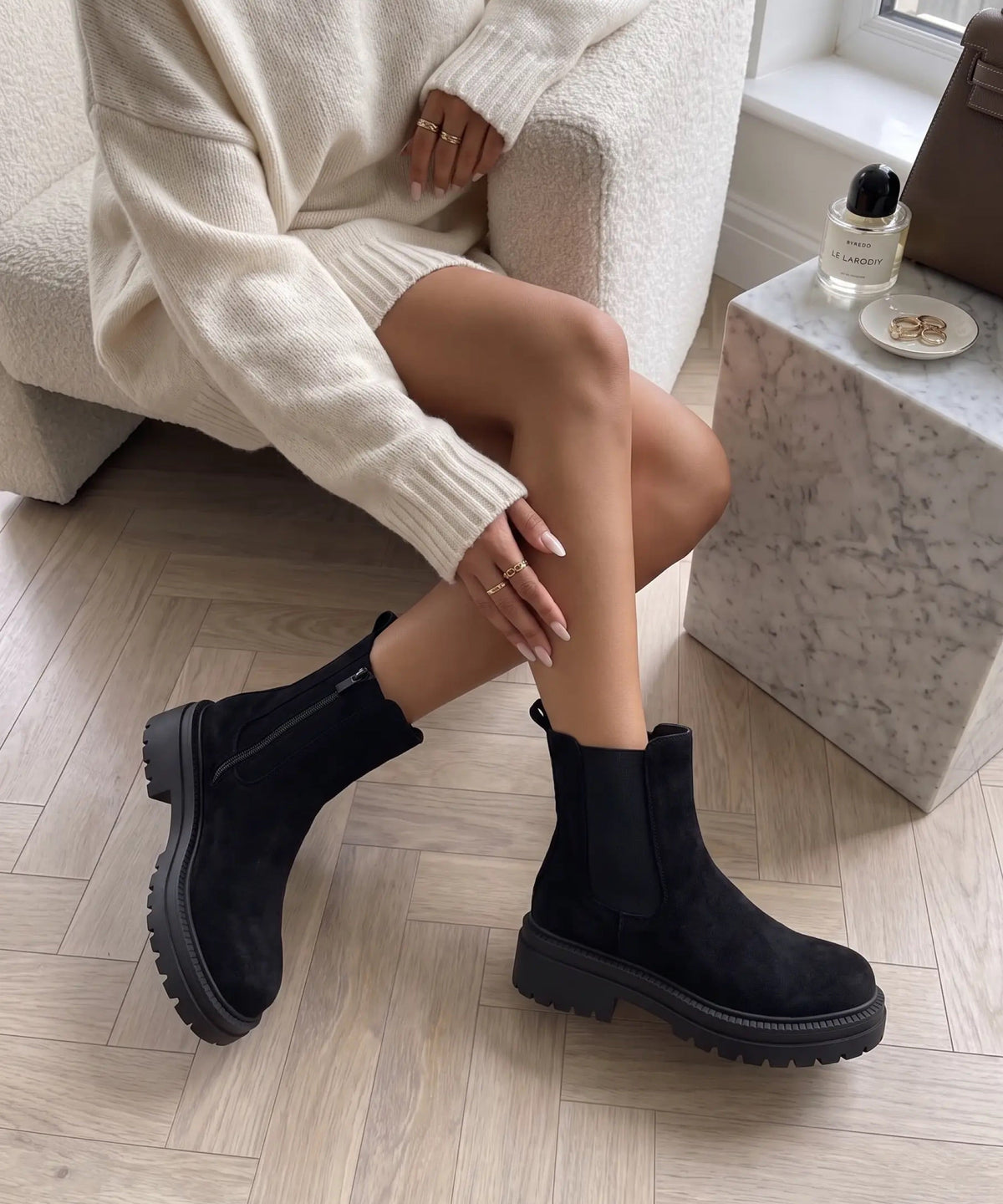 Botines Chelsea de ante Lania negros