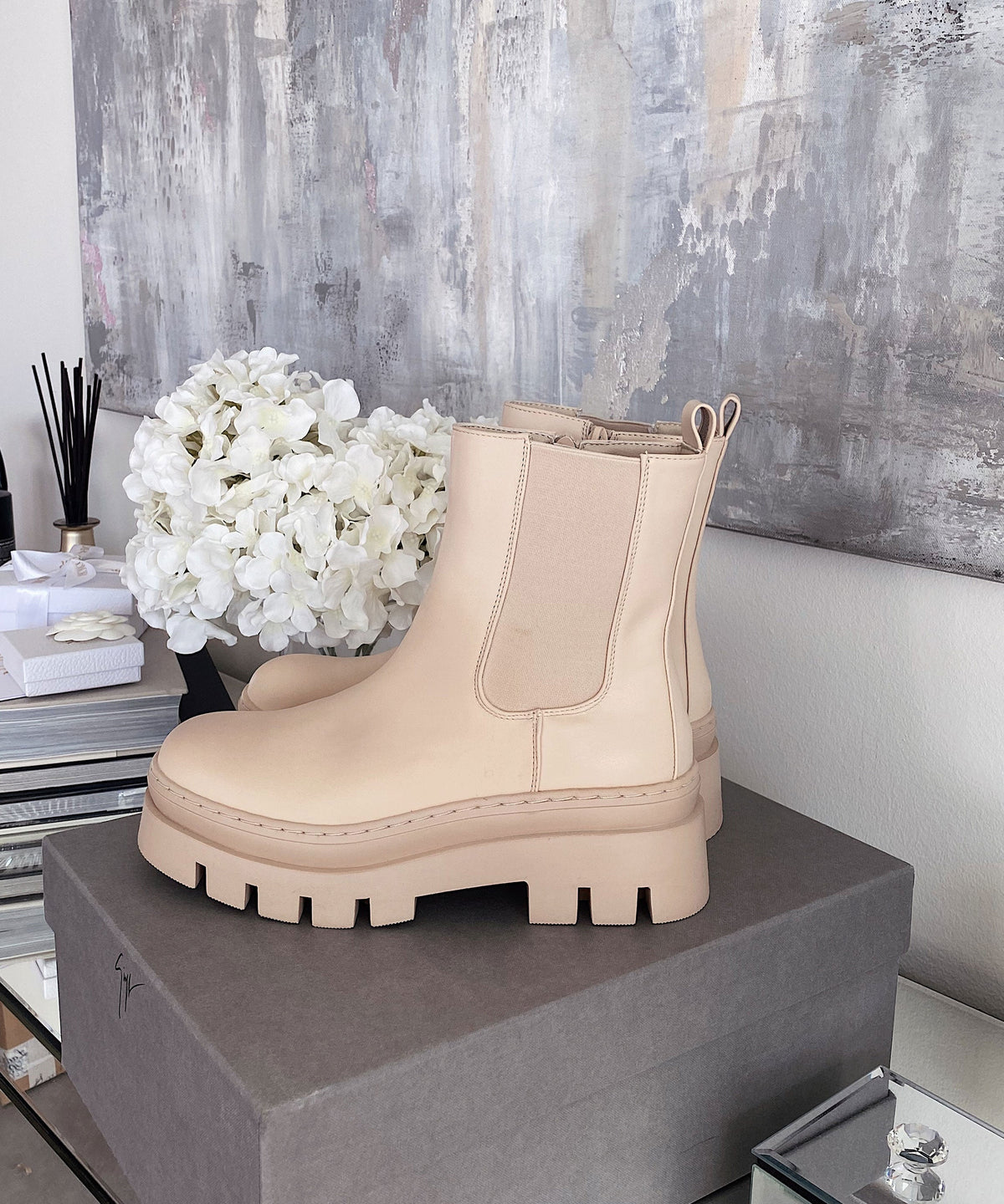 Botines Chelsea Nora cortos en beige