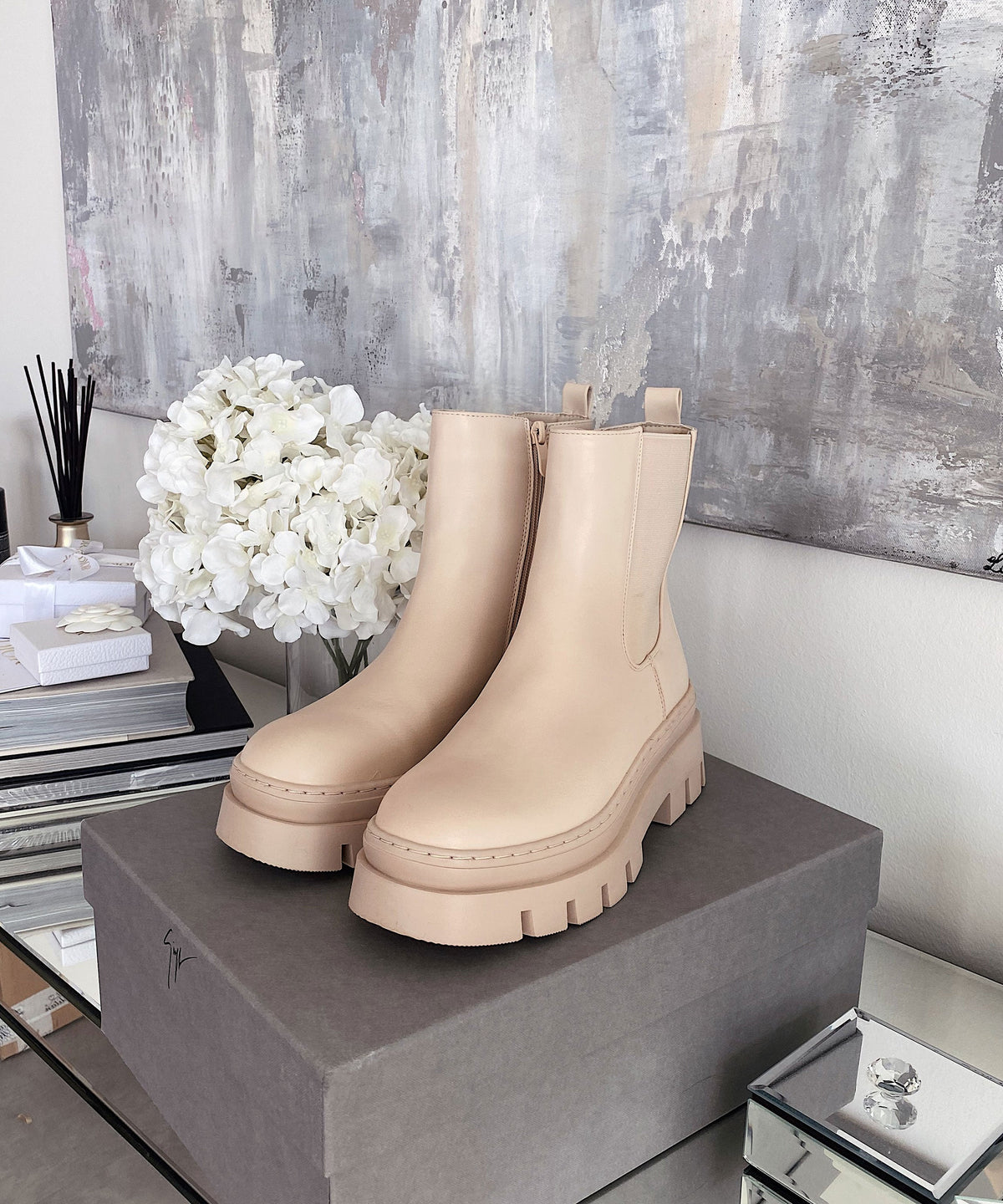 Botines Chelsea Nora cortos en beige