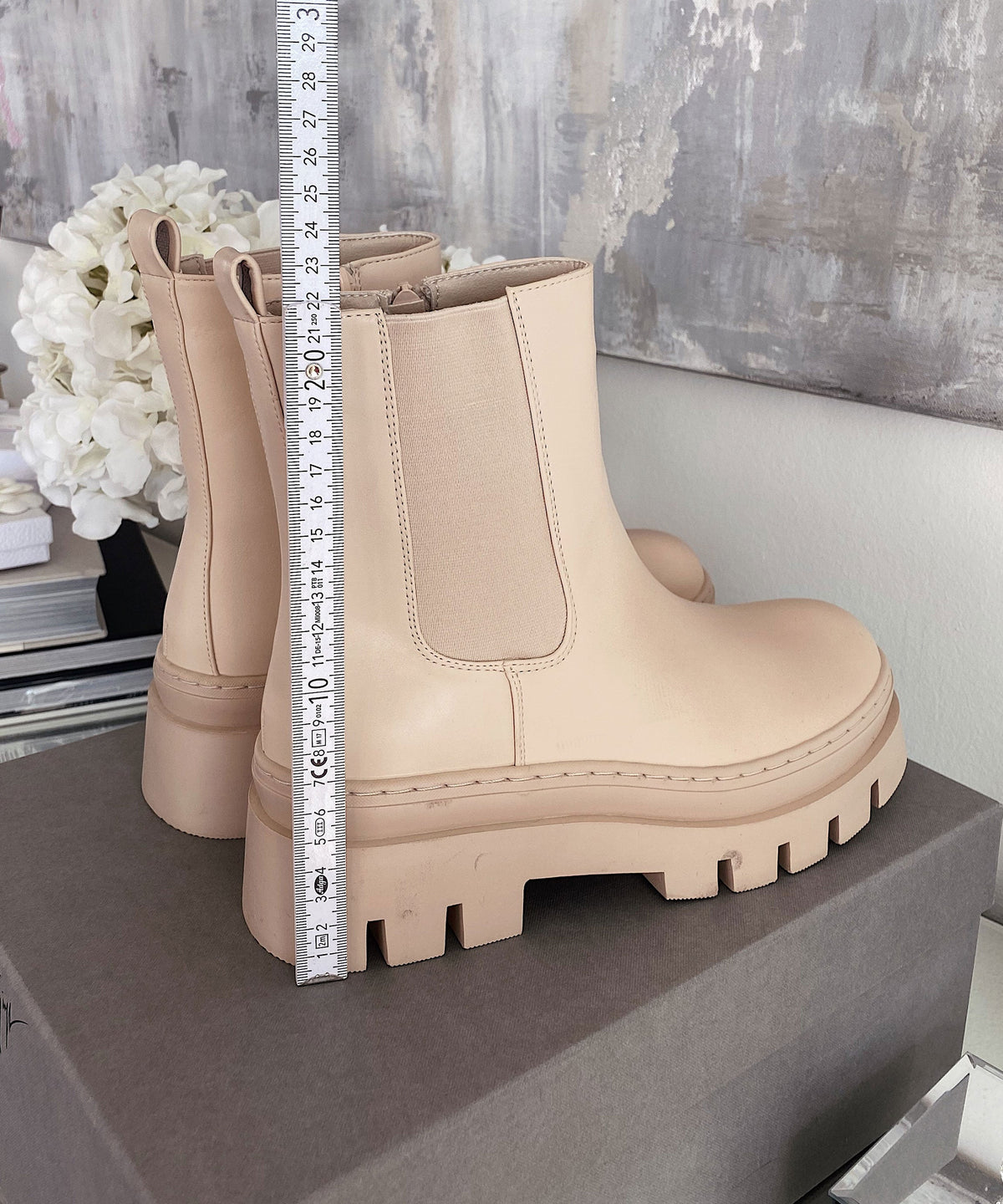 Botines Chelsea Nora cortos en beige