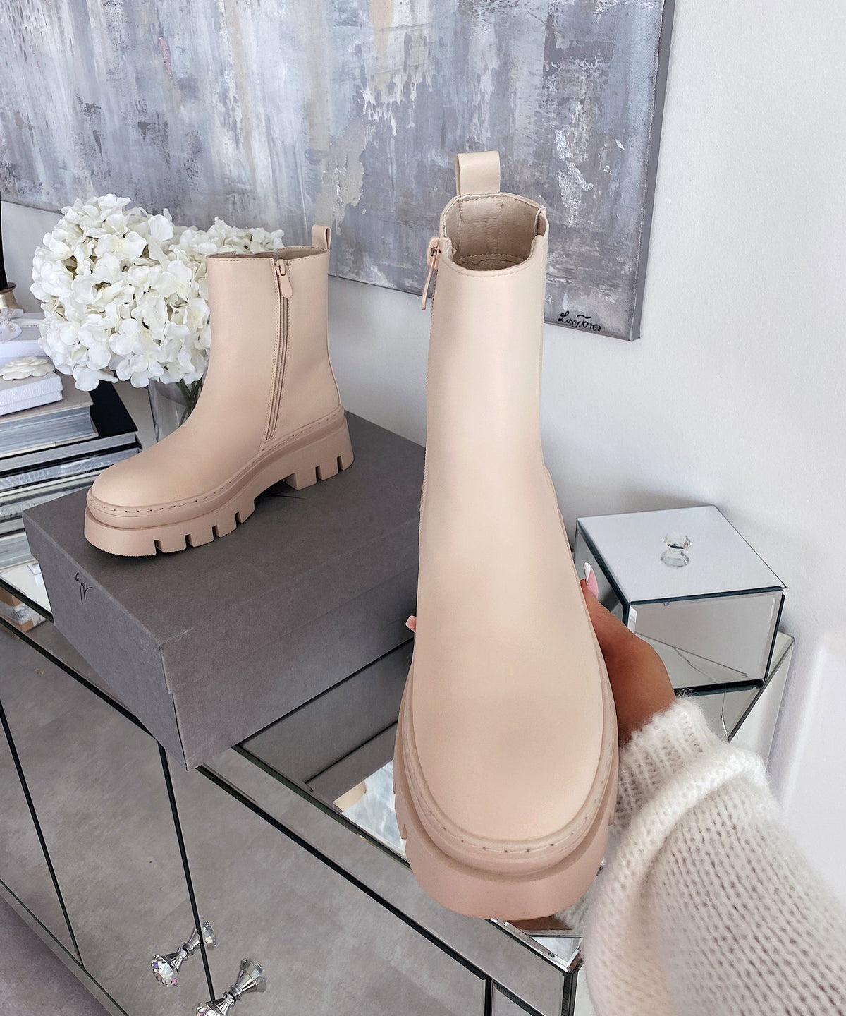Botines Chelsea Nora cortos en beige