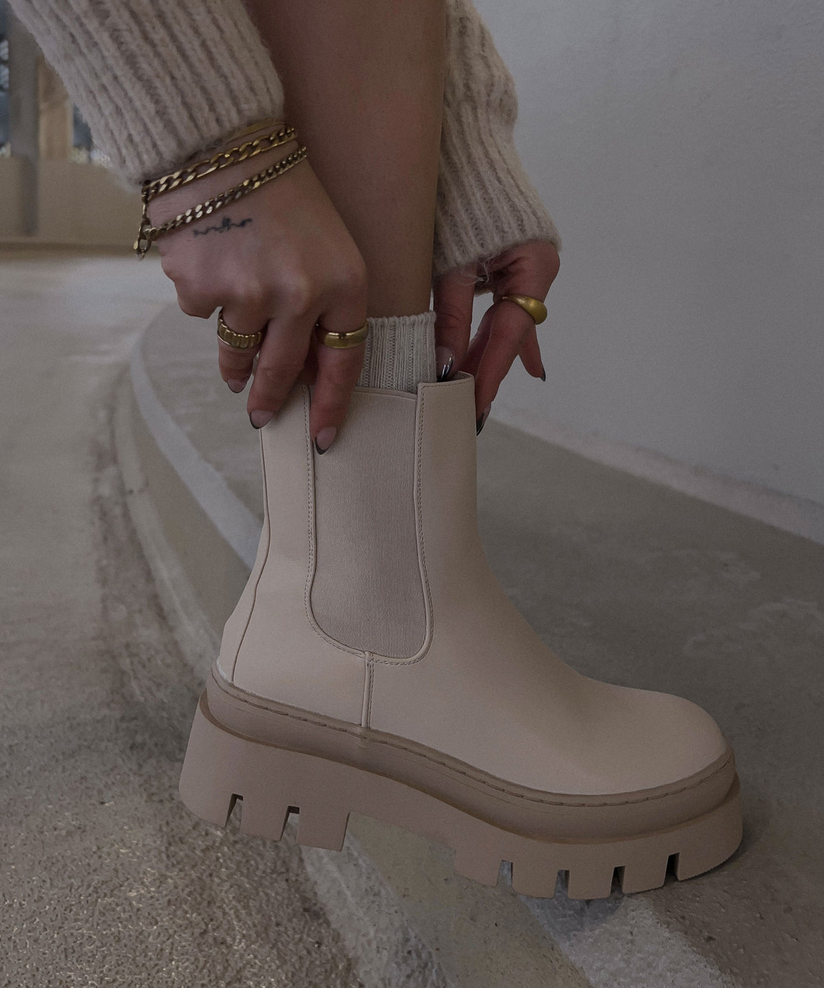 Botines Chelsea Nora cortos en beige