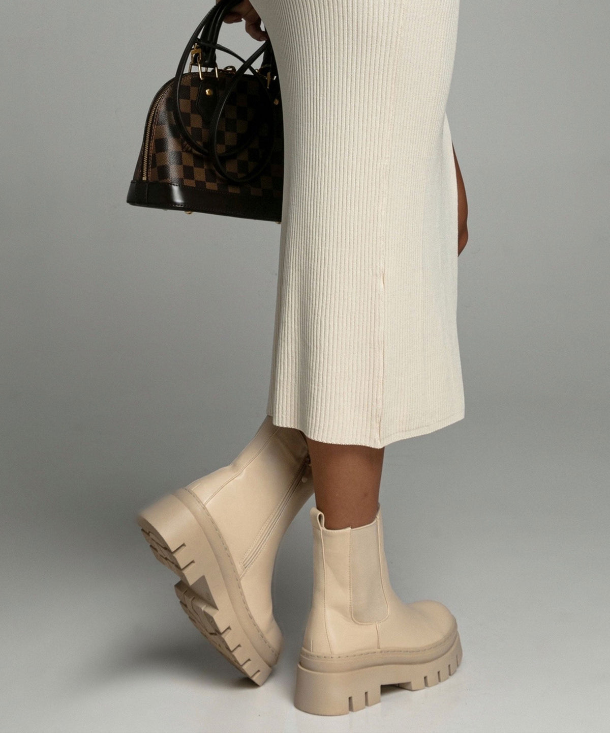 Botines Chelsea Nora cortos en beige