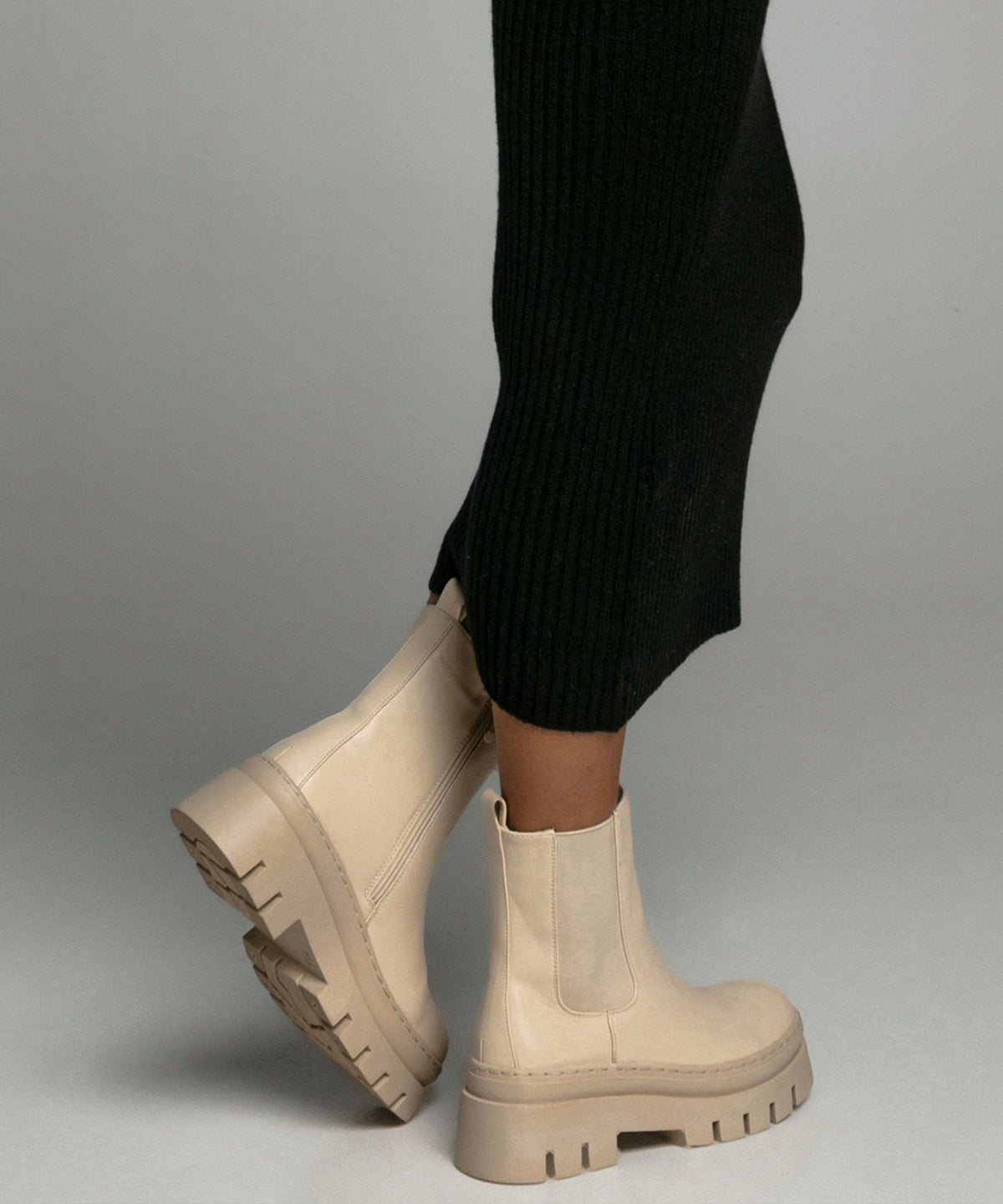 Botines Chelsea Nora cortos en beige