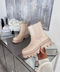 Botines Chelsea Nora cortos en beige