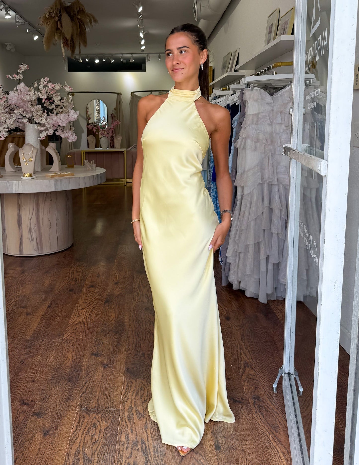 ZEYNEP | Vestido maxi de satén elegante con escote halter