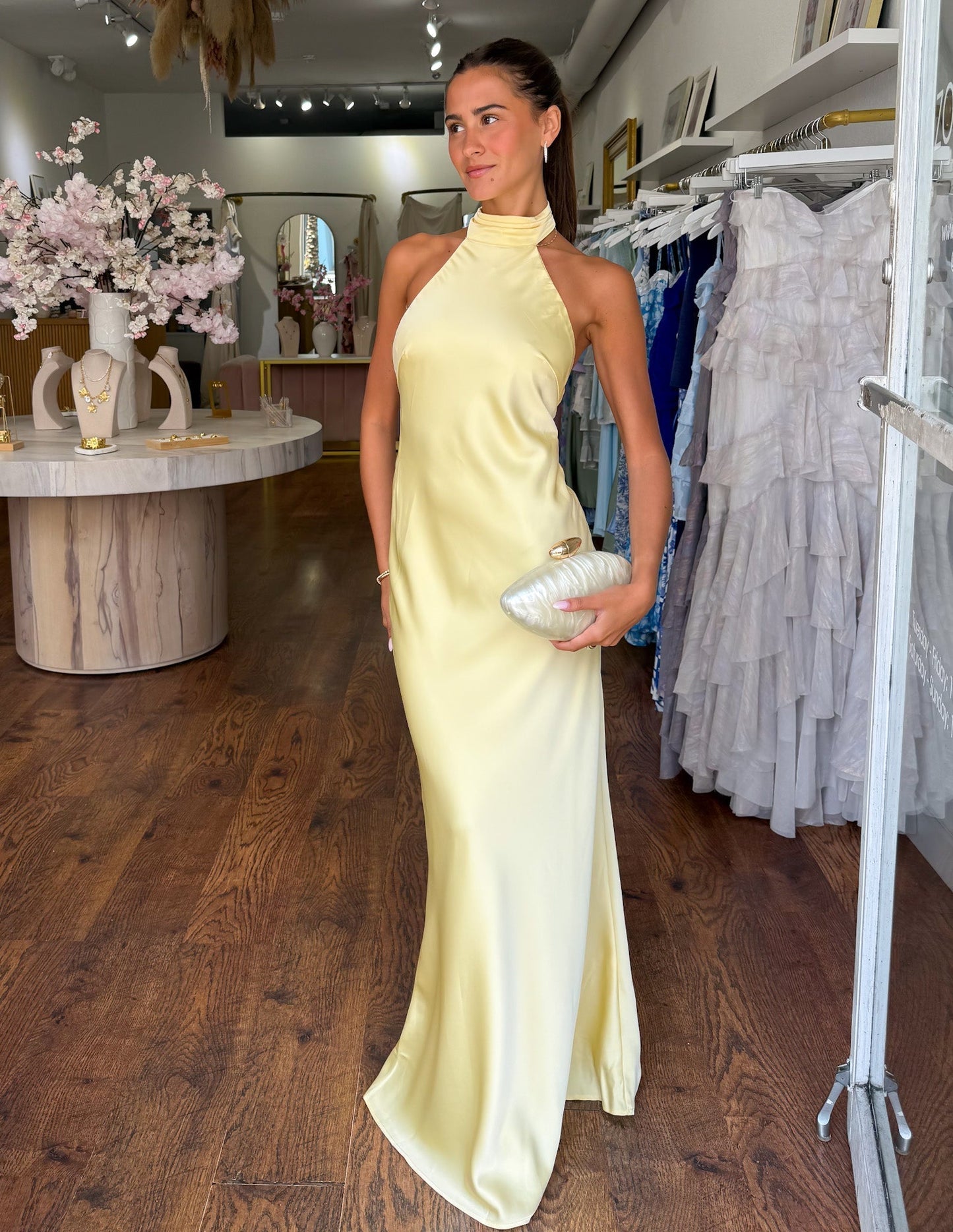 ZEYNEP | Vestido maxi de satén elegante con escote halter