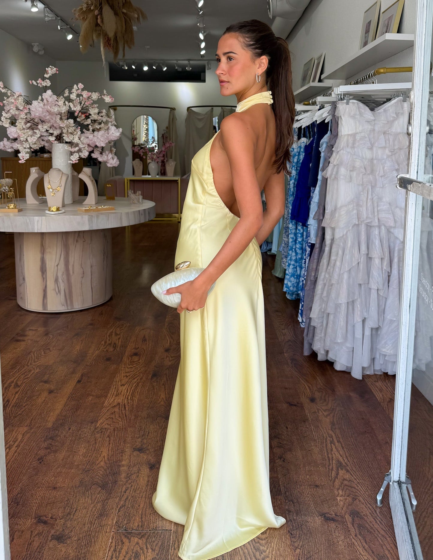 ZEYNEP | Vestido maxi de satén elegante con escote halter