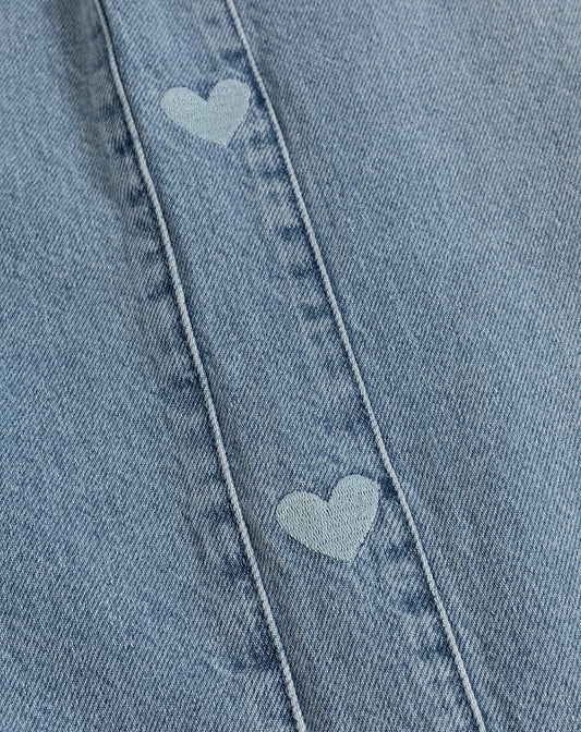 CORAZÓN LATERAL DENIM MOM SHORT AZUL