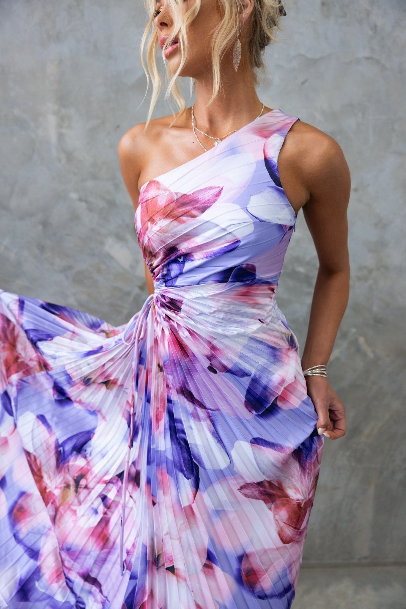 ELLA | Vestido midi de un hombro plisado