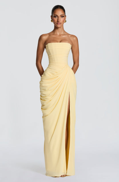 HANNAH | Vestido maxi elegante con drapeado y abertura alta