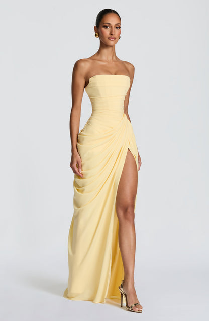 HANNAH | Vestido maxi elegante con drapeado y abertura alta