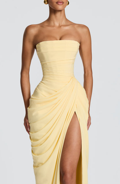 HANNAH | Vestido maxi elegante con drapeado y abertura alta