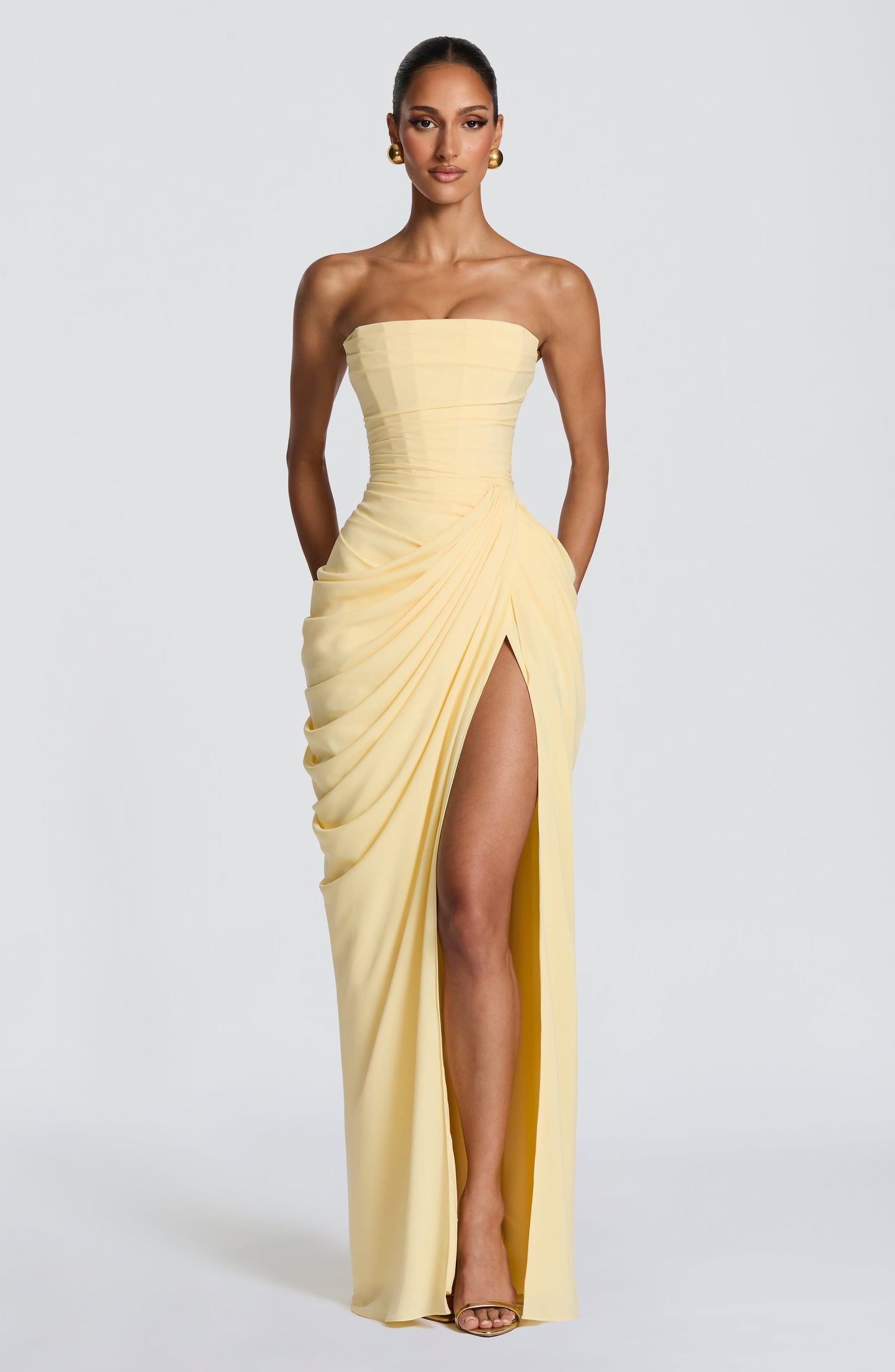 HANNAH | Vestido maxi elegante con drapeado y abertura alta