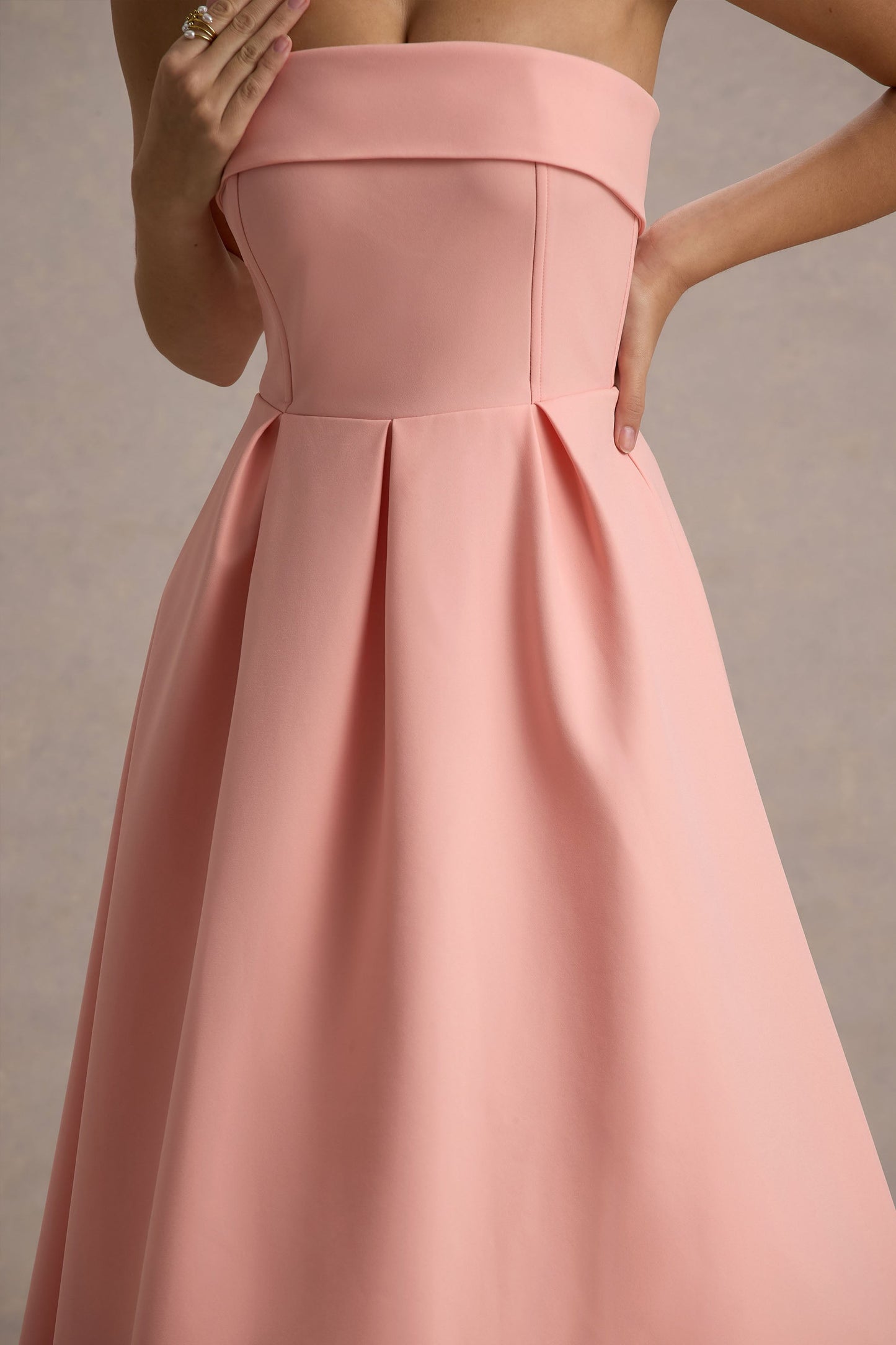 ANNE | Vestido midi elegante con escote en hombros descubiertos